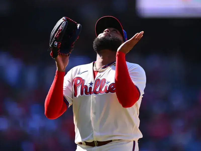 José Alvarado imponente en bullpen de Filis