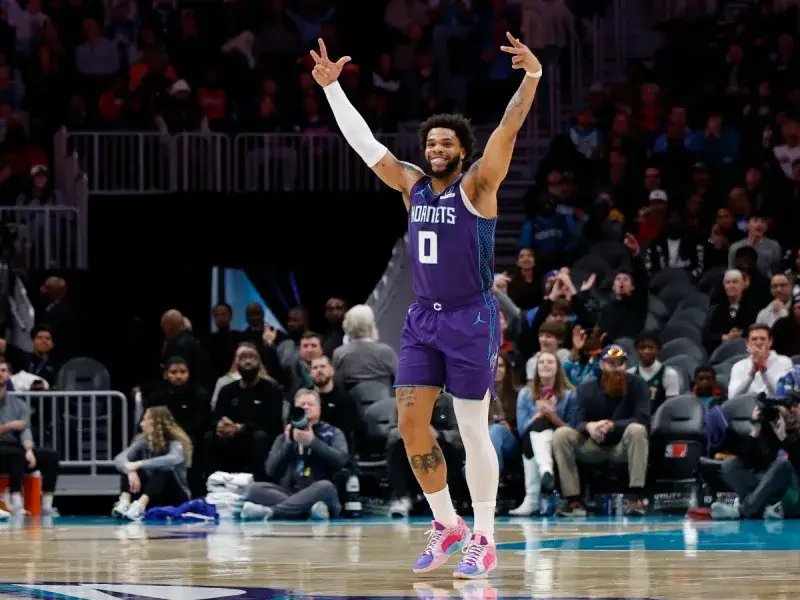Charlotte envía a Miles Bridges a Phoenix en un canje de alto perfil