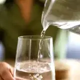 Un estudio cuestiona el agua y el picante como aliados para comer