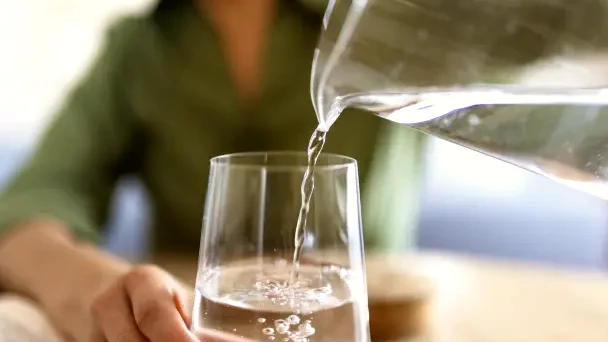 Un estudio cuestiona el agua y el picante como aliados para comer