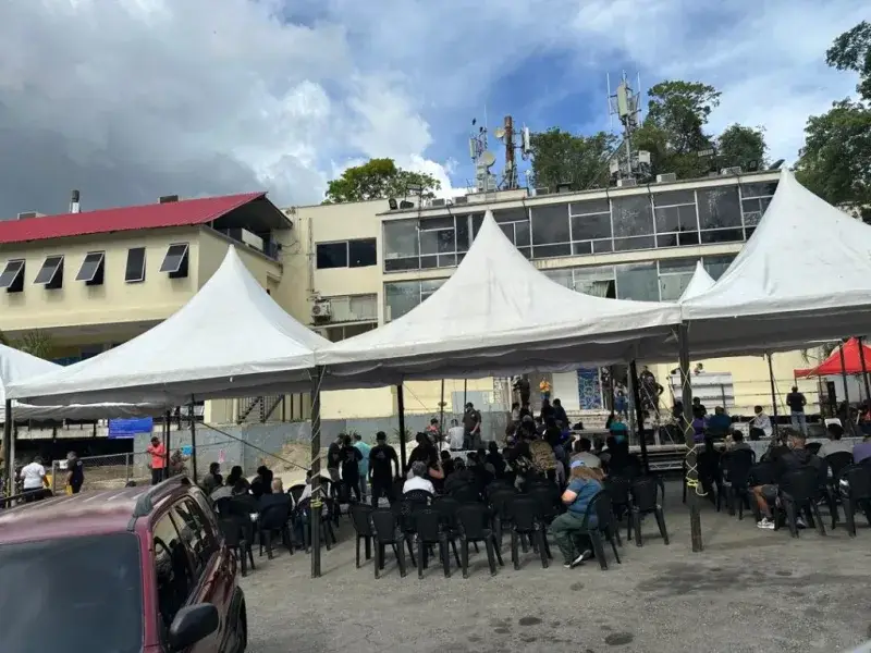 Familias en Bello Monte buscan cuerpos tras colapsos en La Guaira