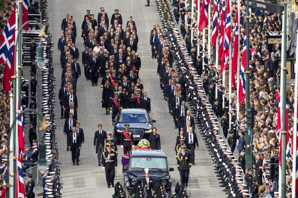 Noruega despide al rey Harald y corona a Haakon VIII