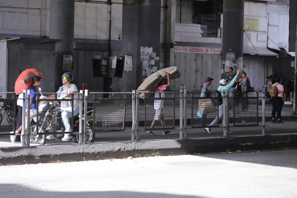 Voluntarios sostienen el rescate en el edificio Moisés tras el sismo del 24 de junio