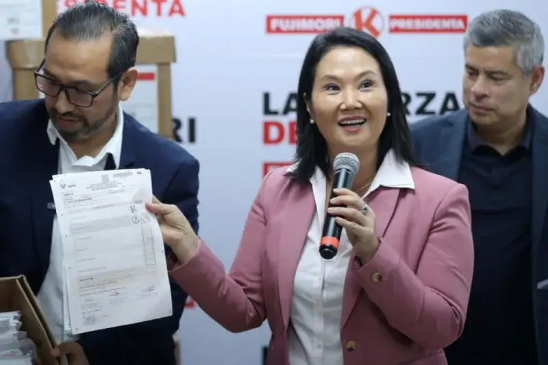 Keiko Fujimori muestra actas y espera la proclamación presidencial en Perú