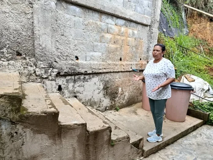 Trece familias de Carayaca temen colapso por sismos y lluvias