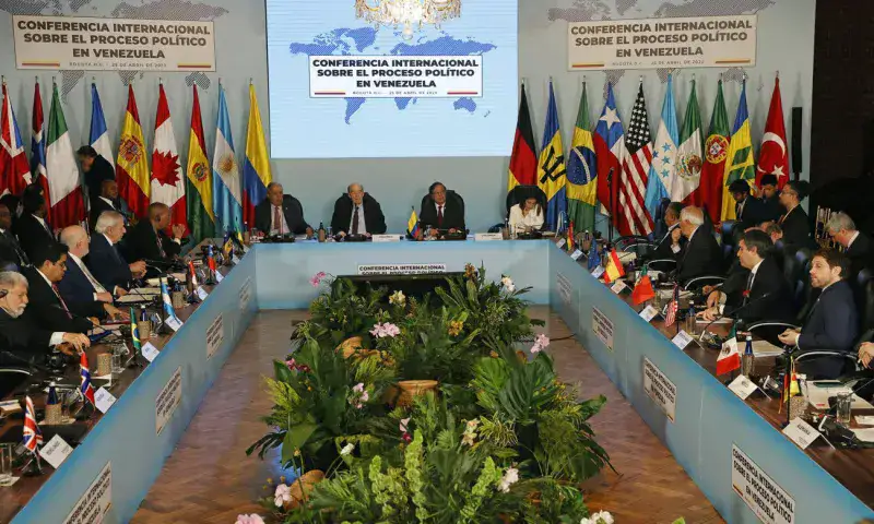 Expresidentes conservadores piden "no validar dictadura venezolana"