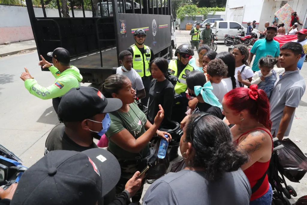 Vecinos de Caraballeda cerraron la vía principal para pedir reubicación tras el sismo