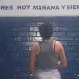 Se graba golpeando a su hijo para castigar al padre por no enviarle dinero