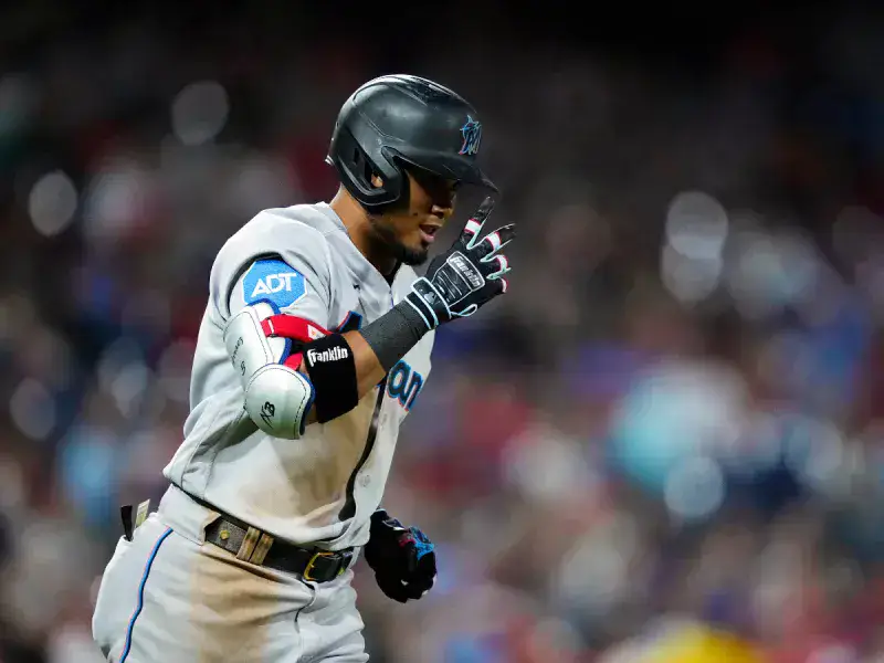 Luis Arráez guio el triunfo de los Marlins