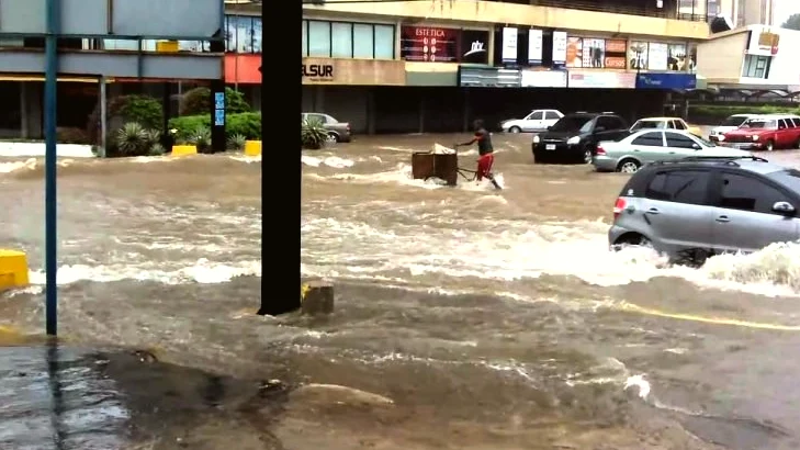 Aguacero deja calles anegadas en Maracaibo y San Francisco
