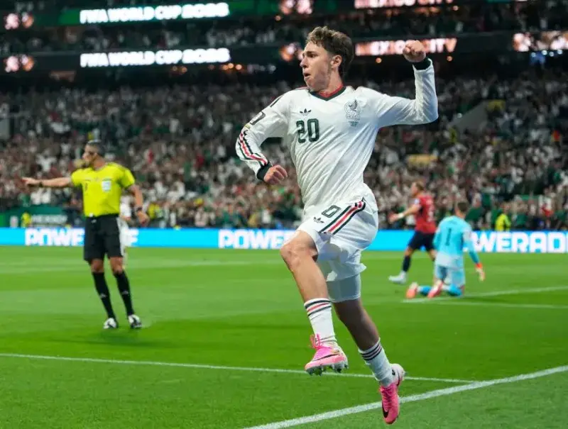 México golea 3-0 a República Checa y mantiene su invicto en el Mundial