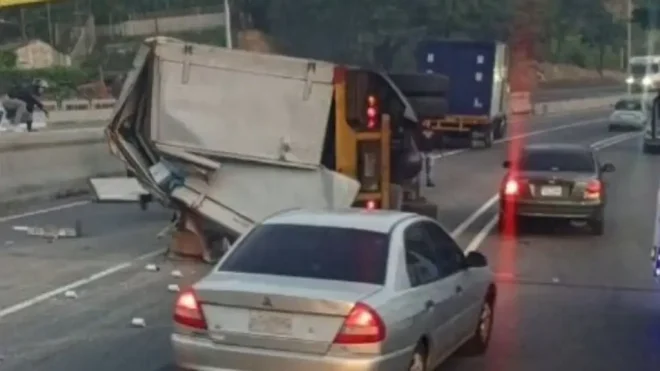 Camión volcado en Tazón terminó saqueado por transeúntes
