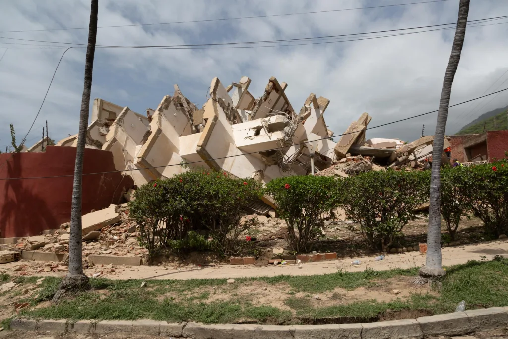 Terremotos dejan destrucción masiva en La Guaira y vecinos rescatan a sus muertos