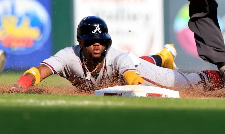Ronald Acuña Jr. se adjudica su octava base robada de la temporada