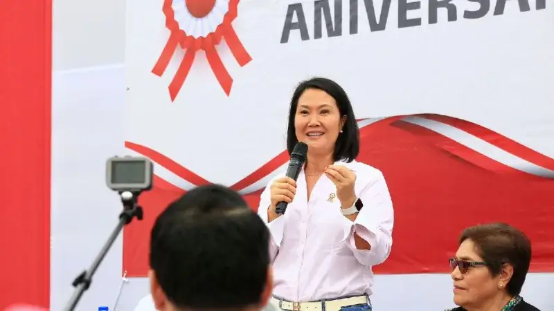Keiko Fujimori toma el poder en Perú tras elección cerrada