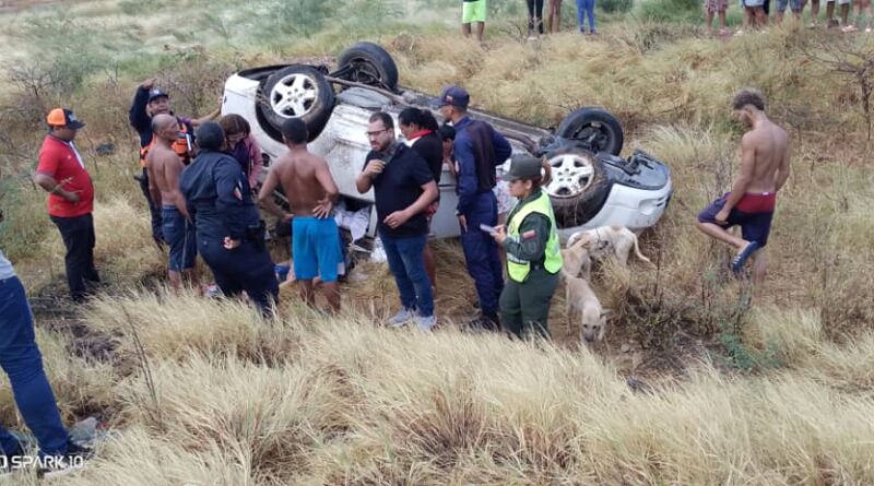Muere una niña en vuelco de camioneta en la Falcón-Zulia