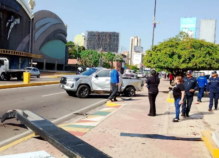 Choque en 5 de Julio deja un semáforo destruido en Maracaibo
