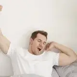 Dormirse en la cama no debe ser una lucha: la pauta de 20 minutos para cortar el insomnio