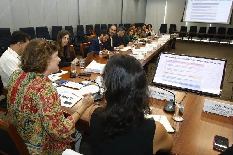File:2023 - Reunião entre a equipe do MGI e a professora e economista, Mariana Mazzucato. - 53220607430.jpg