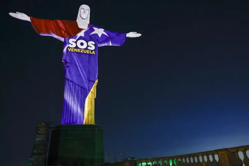 Cristo Redentor se tiñe de Venezuela en apoyo tras los sismos del 24 de junio