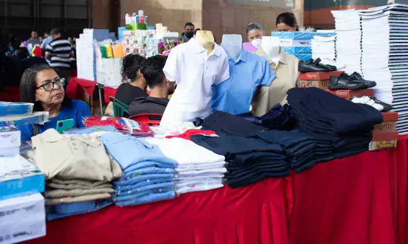 Registran caída de 30 % en ventas de uniformes escolares
