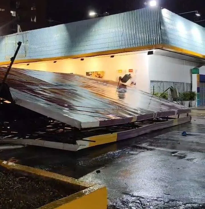Vientos de hasta 87 km/h dejan daños y anegaciones en Zulia