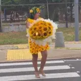 Marabina desfila vestida de girasoles por el Día de las Flores