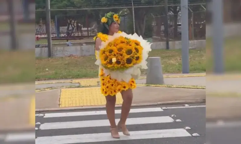 Marabina desfila vestida de girasoles por el Día de las Flores