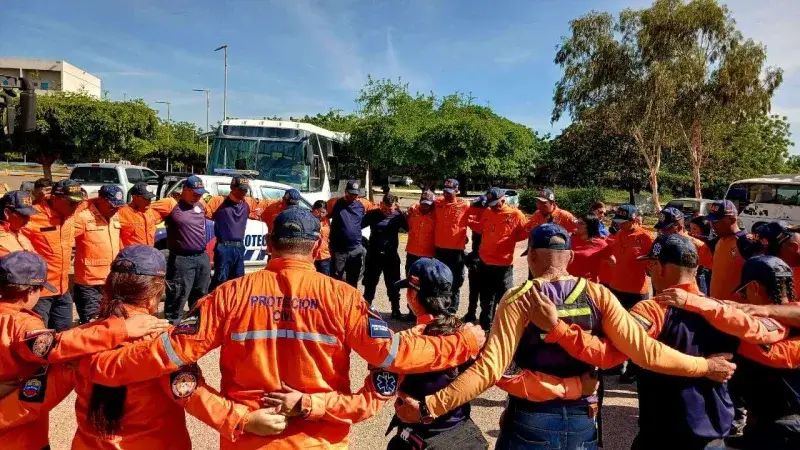Siguen llegando ayudas y rescatistas tras los sismos