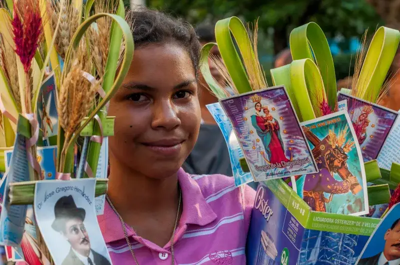 File:Girl selling Palm Sunday palms and devotional cards in Maracaibo, Venezuela.jpg