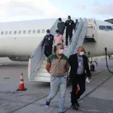 Detuvieron a tres de los 127 repatriados de Estados Unidos