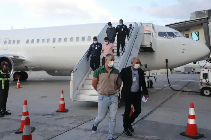 Detuvieron a tres de los 127 repatriados de Estados Unidos