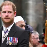 El príncipe Harry queda en segundo plano en coronación de Carlos