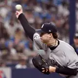 Schlittler firma ocho entradas y guía a Yankees