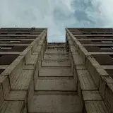 Low angle view of a tall urban building in Mérida, Venezuela against a cloudy sky.