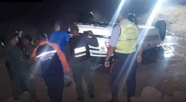 Tres muertos y un herido tras caer un taxi al río Zulia