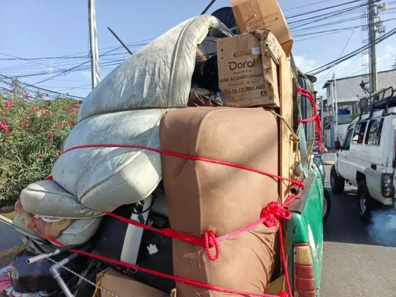 Sobrevivientes La Guaira buscan recuperar pertenencias tras terremotos