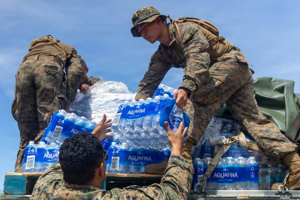 Militares de EE. UU. distribuyen agua en Anare tras sismo