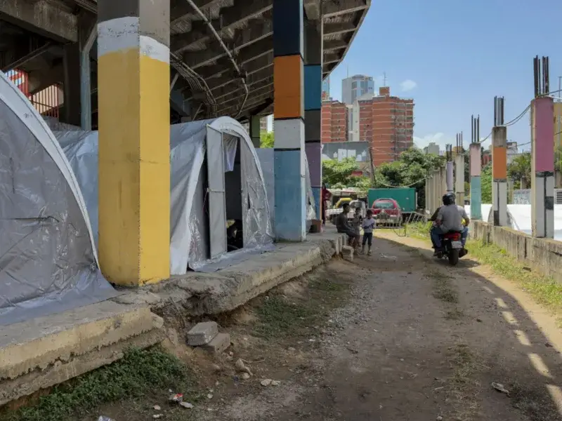Caracas sigue entre carpas un mes tras el doble sismo