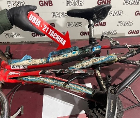 Incautaron 8 kilos de cocaína que llevaban en una bicicleta