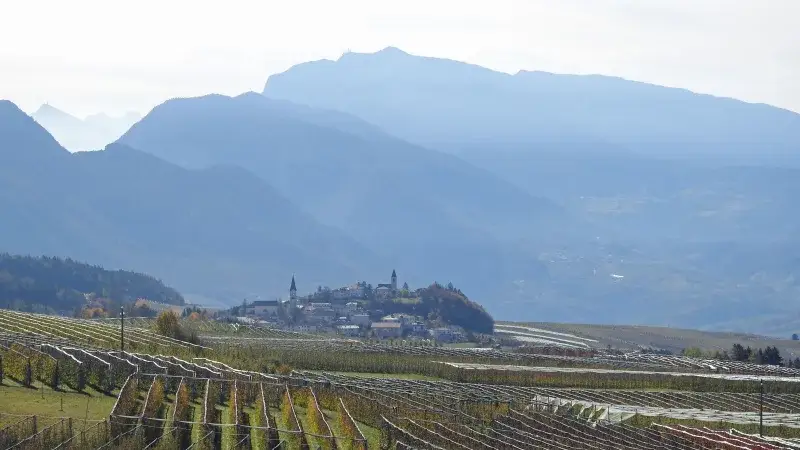 File:Predaia, TN - Smarano nw - Tres v N, Paganella 02.jpg