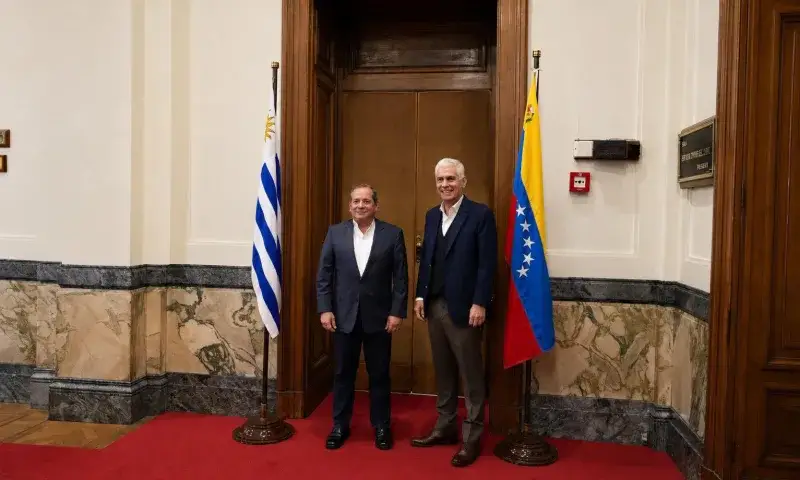 Guanipa conversa con diputados uruguayos sobre una transición