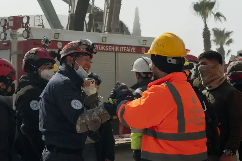 Rescuers in Antakya work together during a rescue mission, showcasing teamwork and dedication.