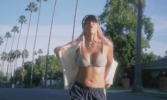 Karol G lanza "Que chimba de vida" para agradecer lo bueno que vivió en 2023