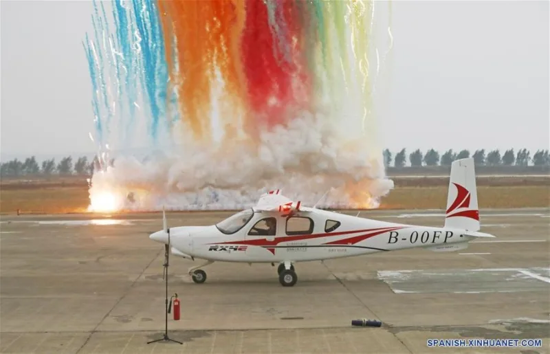 Avión eléctrico chino completó con éxito su vuelo de estreno