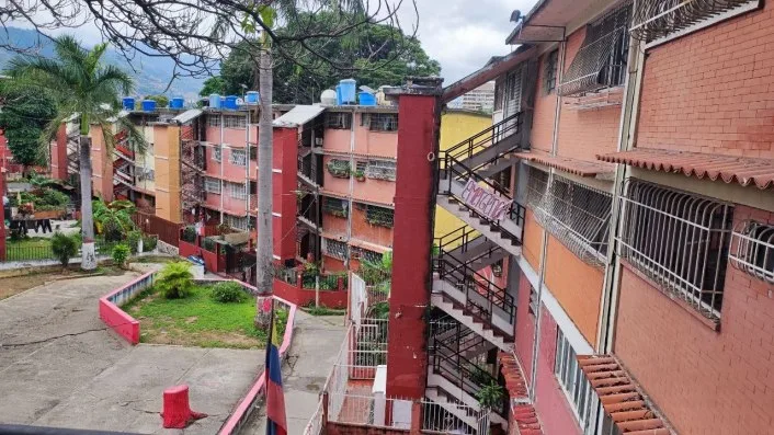 16 familias de Catia temen volver a un bloque agrietado