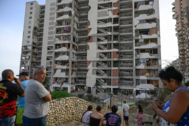 Rescatistas extranjeros se suman al operativo en La Guaira y crece el clamor por maquinaria pesada