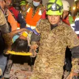 Rescatistas salvadoreños rescatan con vida a adolescente y su perrita en La Guaira
