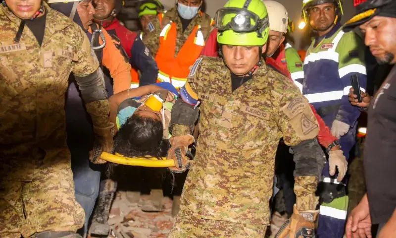 Rescatistas salvadoreños rescatan con vida a adolescente y su perrita en La Guaira