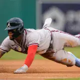 Ronald Acuña Jr. iguala marca histórica de robos en los Bravos de Atlanta